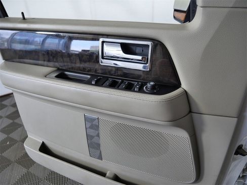 Used 2015 Lincoln Navigator 4WD image 28