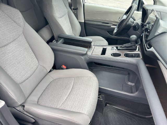 Used 2024 Toyota Sienna LE AWD/4WD image 40