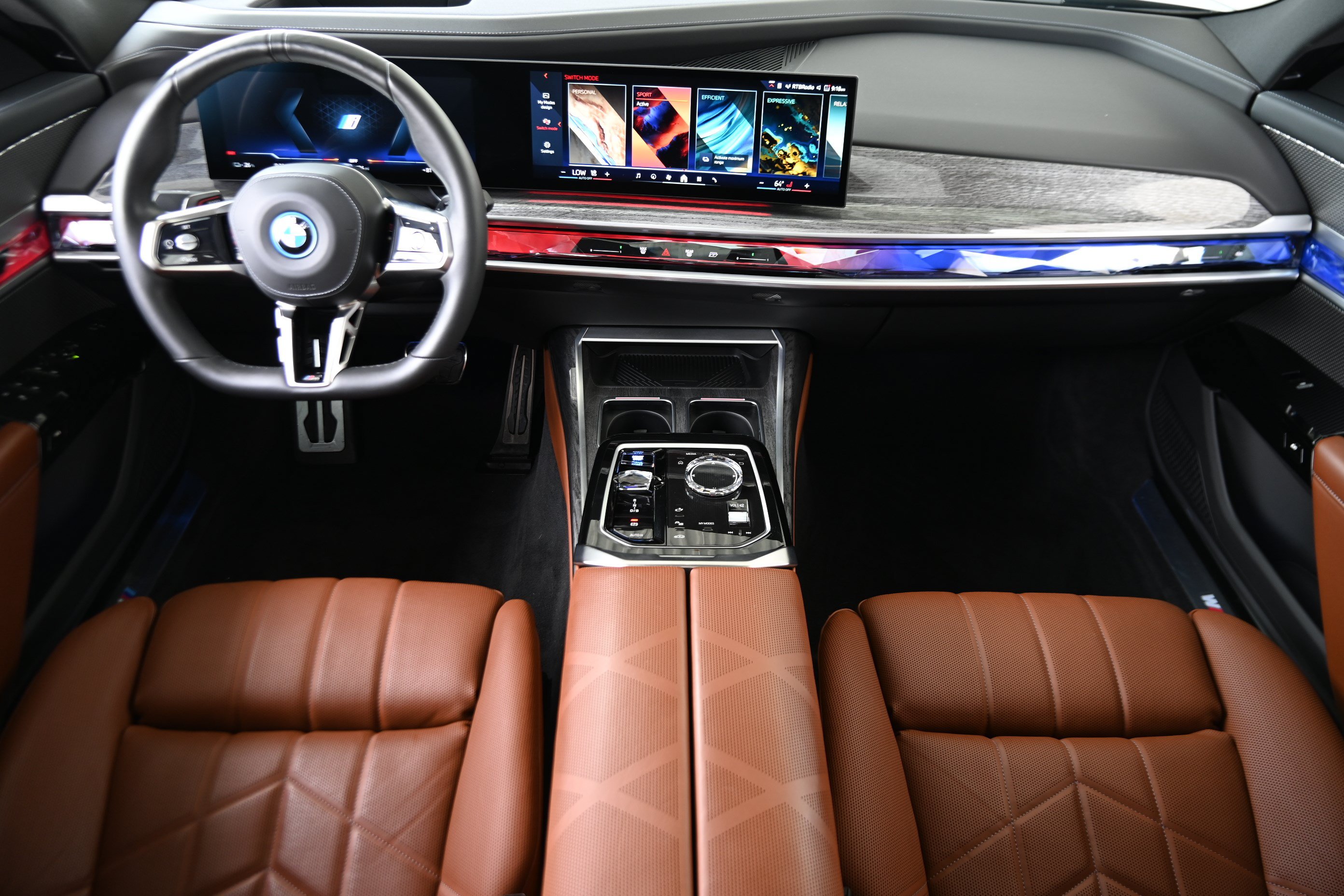 Certified 2024 BMW i7 xDrive60 w/ Executive Package AWD/4WD image 15