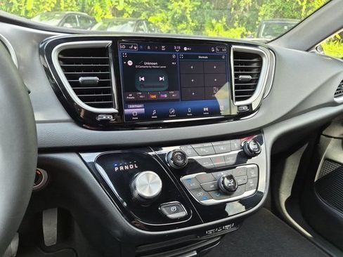Used 2025 Chrysler Pacifica Select FWD image 18