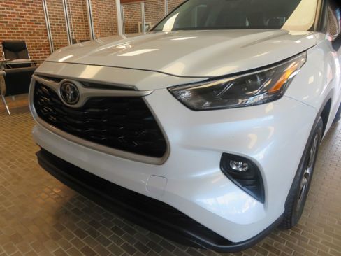 Used 2023 Toyota Highlander XLE FWD image 65