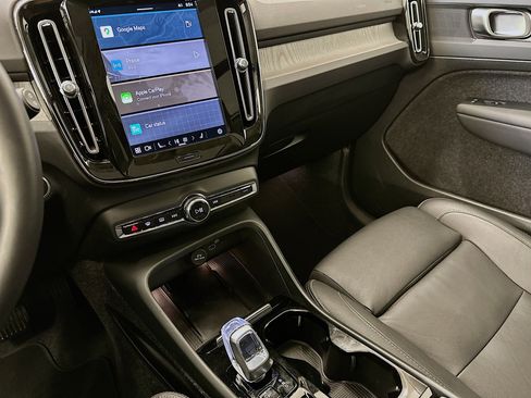 Used 2025 Volvo XC40 B5 Plus image 26