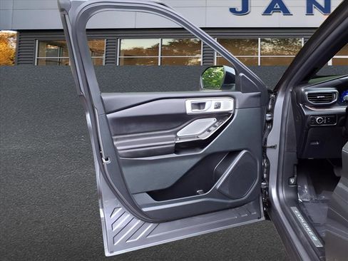 Used 2023 Ford Explorer Platinum w/ Technology Package image 14