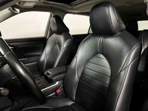 Certified 2023 Toyota Highlander XLE image 13