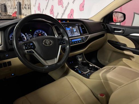 Used 2019 Toyota Highlander XLE image 19