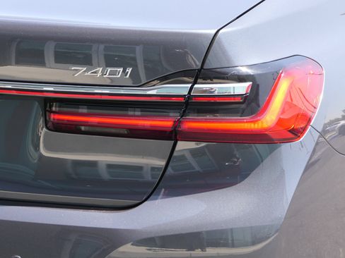 Used 2020 BMW 740i w/ Premium Package RWD image 4