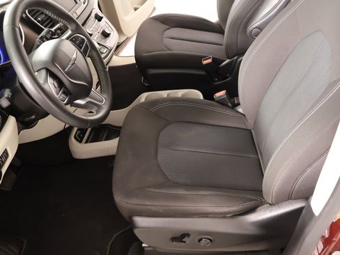 Used 2023 Chrysler Voyager LX image 10