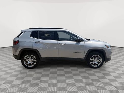 Used 2022 Jeep Compass Latitude AWD/4WD image 8