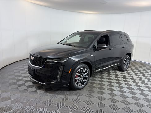 Used 2023 Cadillac XT6 Sport w/ Technology Package AWD/4WD image 2