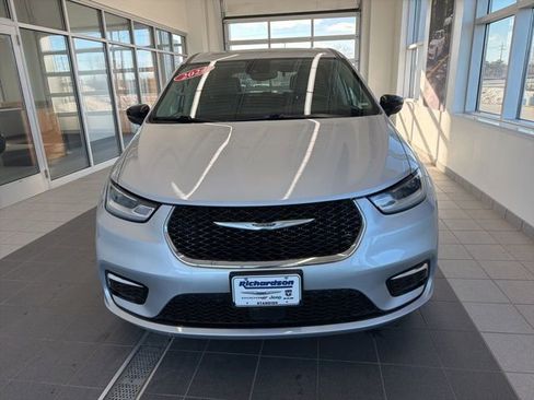 Used 2024 Chrysler Pacifica Touring-L image 2