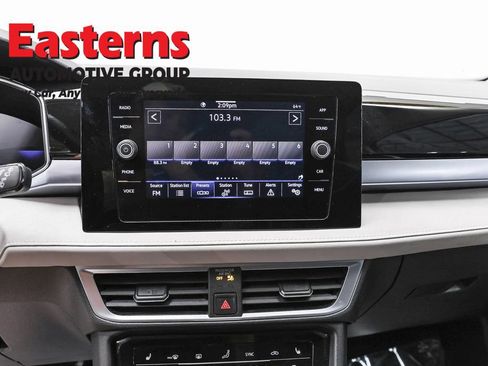 Used 2025 Volkswagen Taos SE FWD image 12