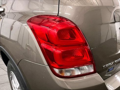 Used 2020 Chevrolet Trax LT w/ LT Convenience Package AWD/4WD image 28