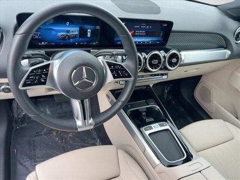 Used 2025 Mercedes-Benz GLB 250 4MATIC image 10