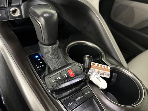 Used 2022 Toyota Camry SE w/ Convenience Package FWD image 18
