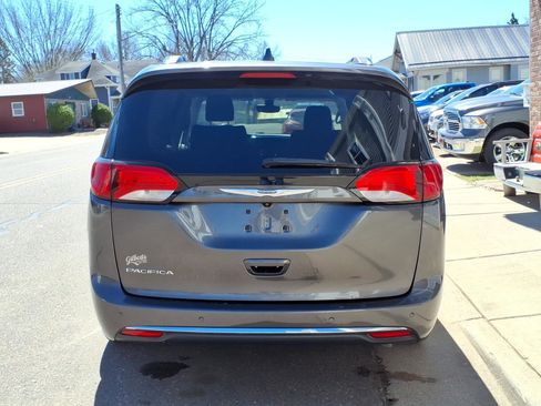 Used 2019 Chrysler Pacifica Touring-L image 7