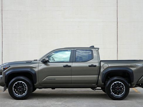 Used 2025 Toyota Tacoma TRD Off-Road AWD/4WD image 49