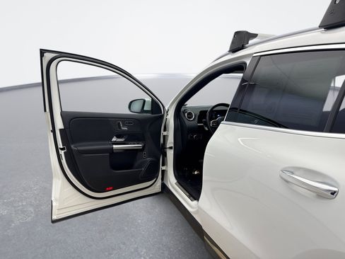 Used 2023 Mercedes-Benz GLA 250 4MATIC image 9