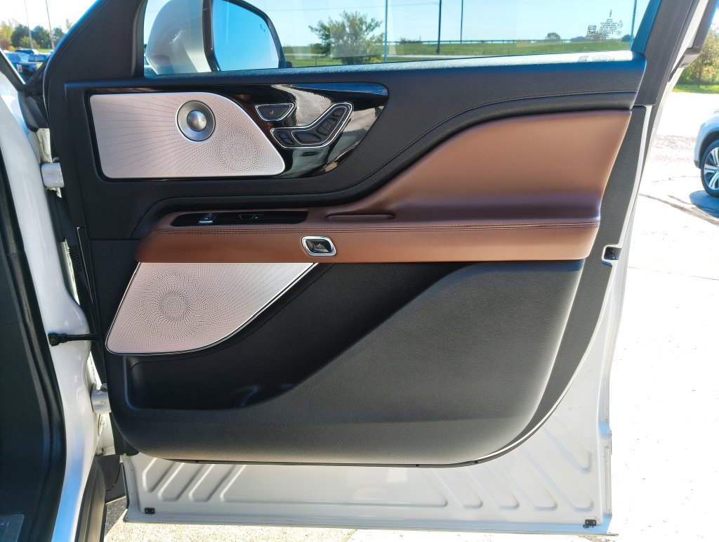 Used 2021 Lincoln Aviator Reserve AWD/4WD image 25