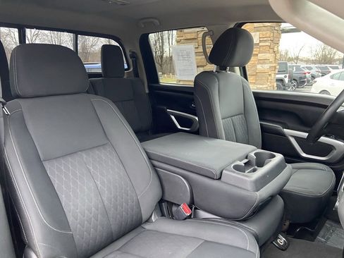 Used 2018 Nissan Titan SV image 29