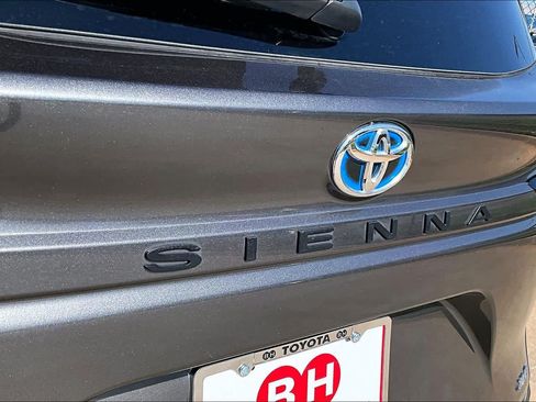 Used 2025 Toyota Sienna XLE FWD image 31