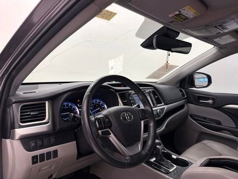 Used 2019 Toyota Highlander XLE FWD image 13
