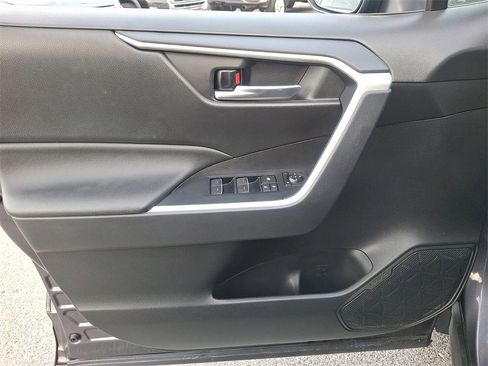 Used 2022 Toyota RAV4 SE image 14