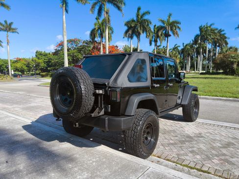 Used 2014 Jeep Wrangler Unlimited Rubicon w/ Connectivity Group AWD/4WD image 7