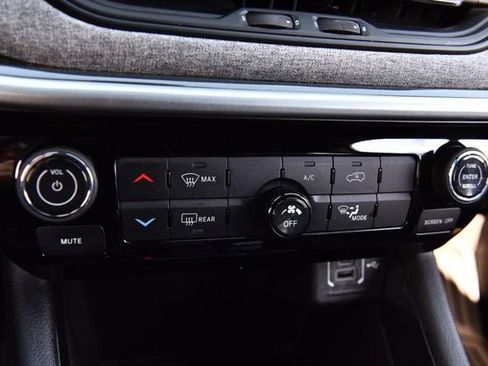 Used 2025 Jeep Compass Latitude image 16