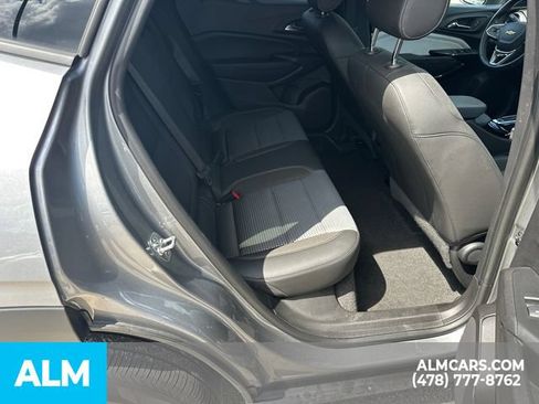 Used 2025 Chevrolet Trax LT w/ LT Convenience Package FWD image 17