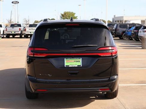 New 2026 Chrysler Pacifica Select image 5