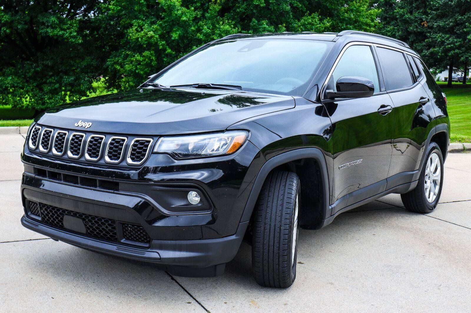 Used 2024 Jeep Compass Latitude AWD/4WD image 3