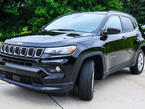 Used 2024 Jeep Compass Latitude AWD/4WD image 3