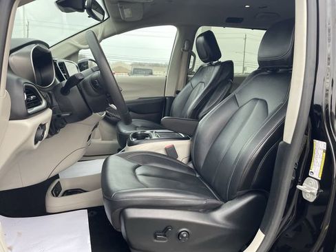 Used 2024 Chrysler Pacifica Touring-L FWD image 19