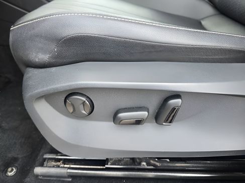 Used 2023 Volkswagen Tiguan SE R-Line image 16