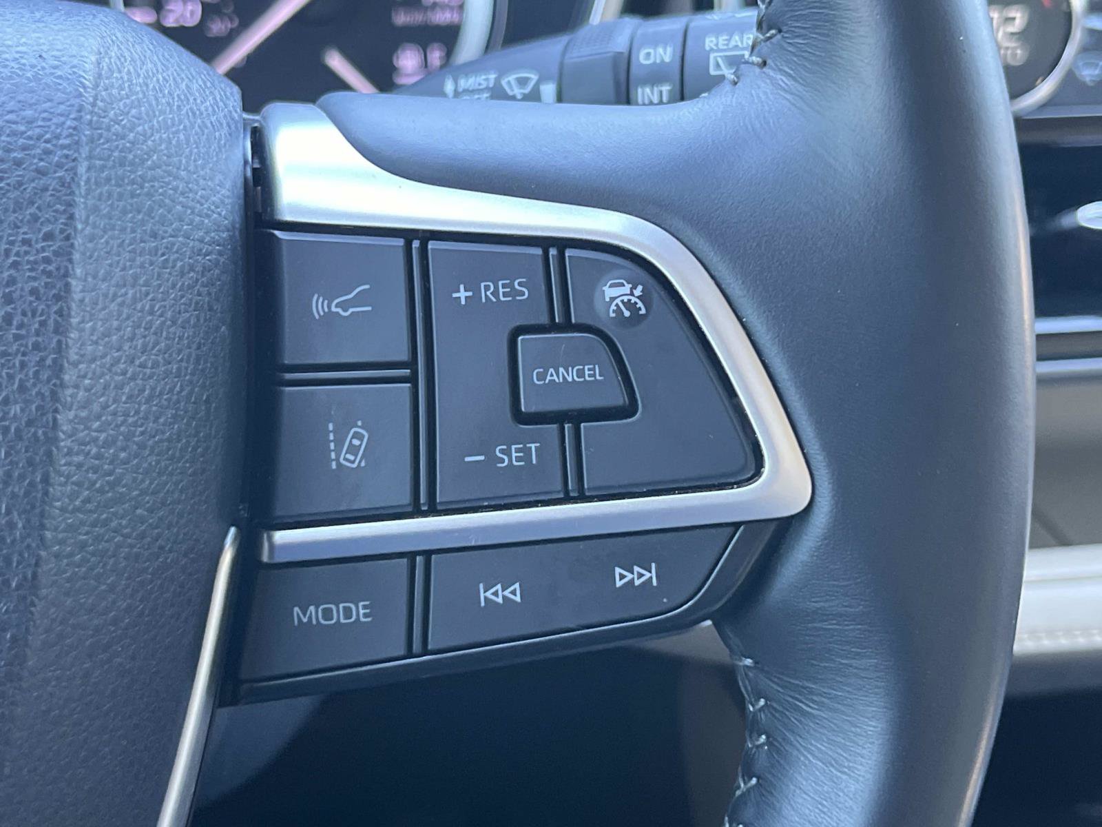 Used 2022 Toyota Highlander XLE FWD image 29