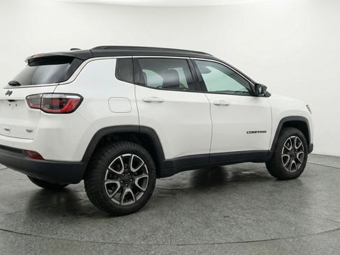 Used 2025 Jeep Compass Trailhawk AWD/4WD image 9