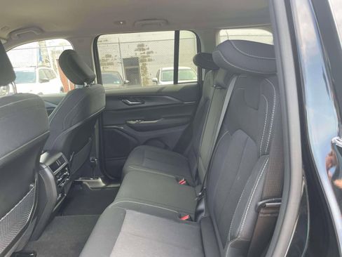 Used 2023 Jeep Grand Cherokee Laredo AWD/4WD image 12