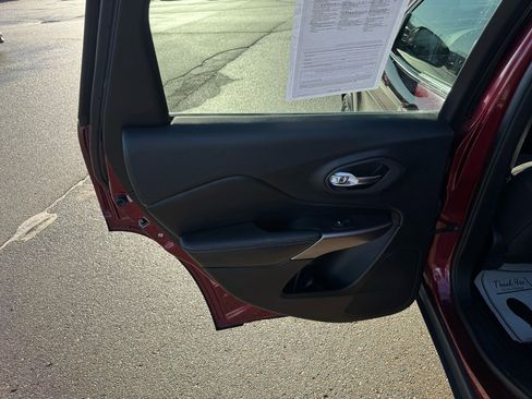 Used 2019 Jeep Cherokee Latitude w/ Cold Weather Group image 13