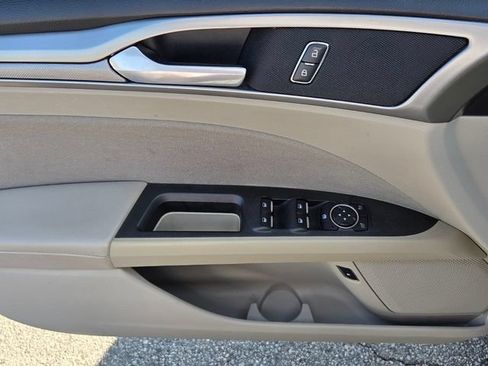 Used 2019 Ford Fusion SE FWD image 8