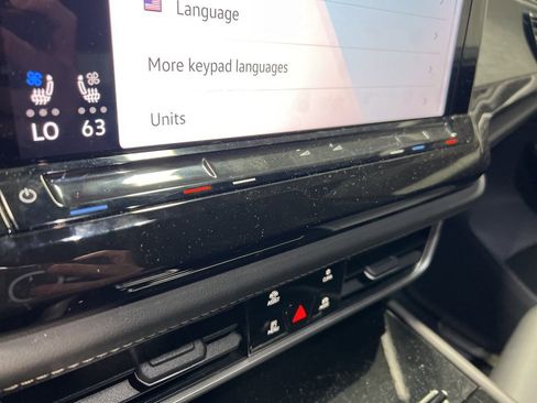 Used 2025 Volkswagen Atlas Cross Sport SE image 31