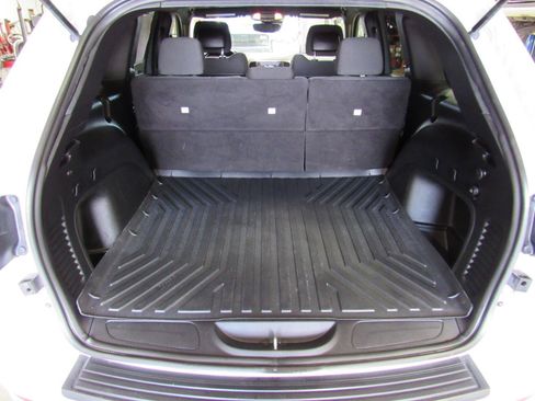 Used 2021 Jeep Grand Cherokee Laredo AWD/4WD image 31