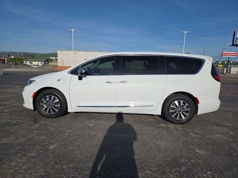 Used 2023 Chrysler Pacifica Limited image 5
