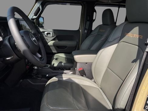 Used 2025 Jeep Gladiator Mojave w/ Safety Group AWD/4WD image 15