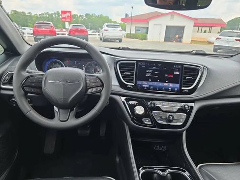 Used 2025 Chrysler Pacifica Limited FWD image 14
