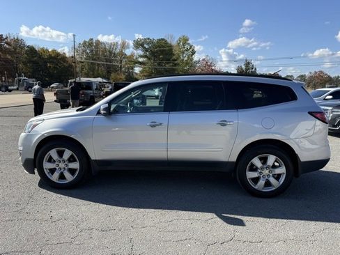 Used 2017 Chevrolet Traverse LT w/ Style and Technology Package image 2