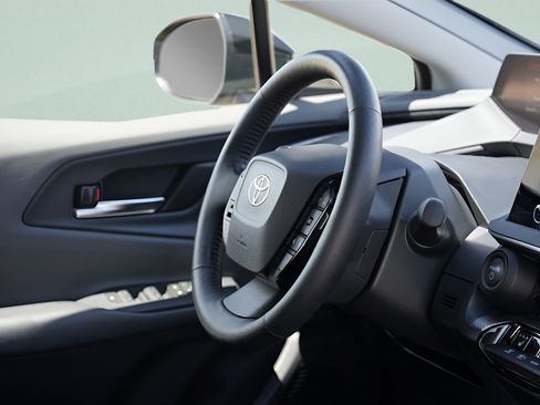Used 2025 Toyota Prius XLE FWD image 12