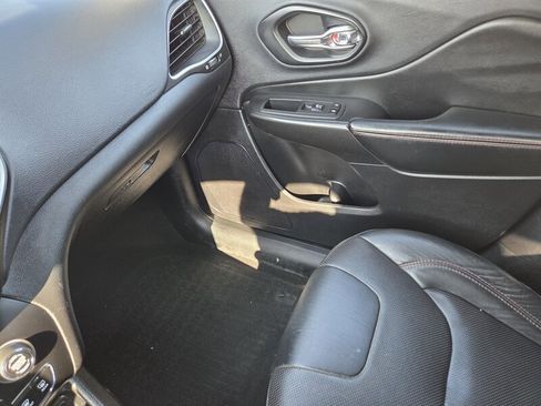 Used 2019 Jeep Cherokee Trailhawk image 21