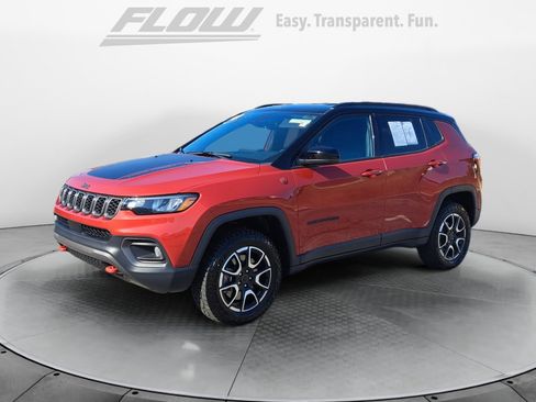 Used 2025 Jeep Compass Trailhawk AWD/4WD image 4