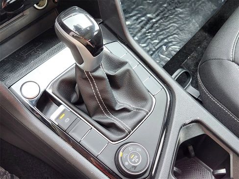 New 2024 Volkswagen Taos SE image 17