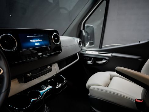 Used 2021 Mercedes-Benz Sprinter 3500 image 43